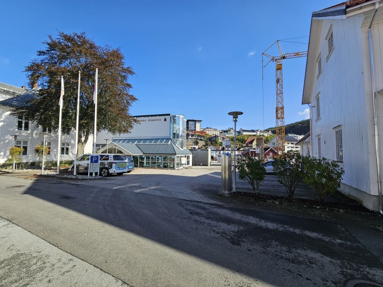 Lenke til artikkel: Parkeringsplassene utenfor rådhuset stengt i perioder