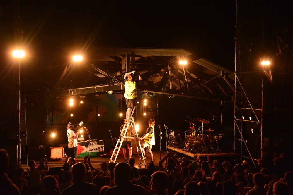 Crew jobber med lys på scenen til Fjellparkfestivalen - Klikk for stort bilde