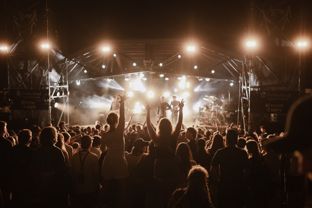Foto av publikum foran scenen til Fjellparkfestivalen - Klikk for stort bilde