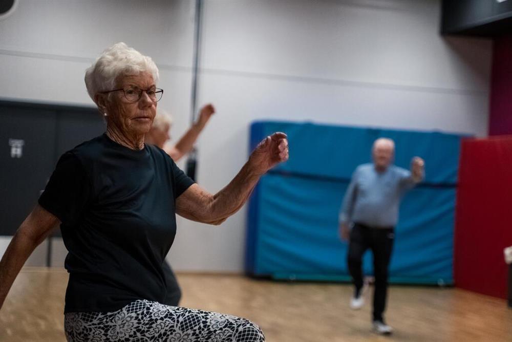Noen eldre mennesker trimmer i aktivitetshallen - Klikk for stort bilde