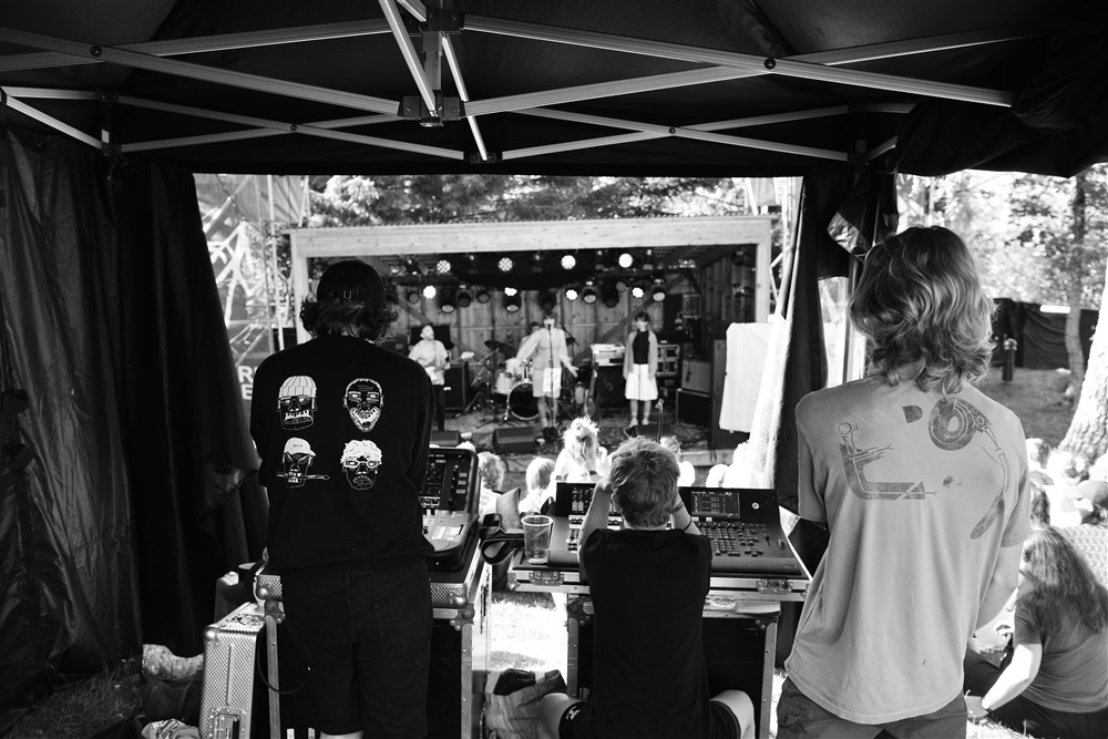 Personer som jobber med lyd og lys under en konsert - Klikk for stort bilde