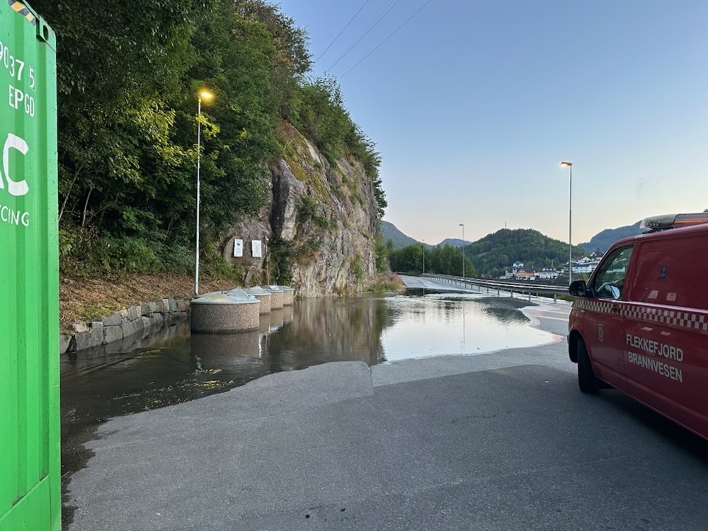 Vann i veien ved Austadvika i Flekkefjord