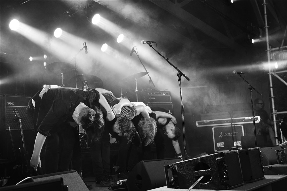 Et band bukker på scenen etter en konsert - Klikk for stort bilde