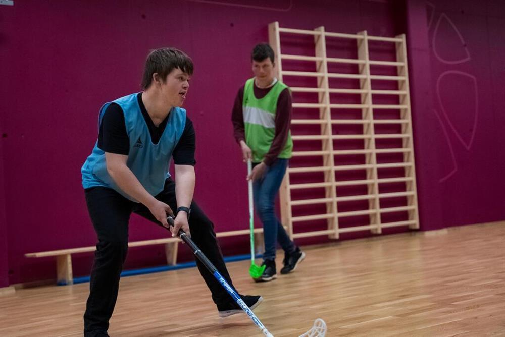 Noen elever fra videregående skole spiller landhockey - Klikk for stort bilde
